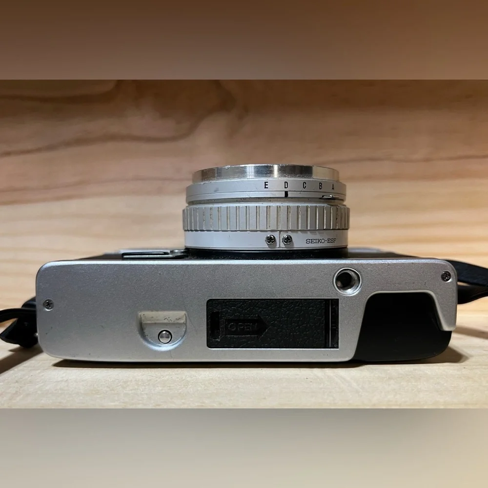Minolta Hi Matic E 35mm SLR Film Camera Rokkor-QF 40mm F1.7 Lens / Electroflash